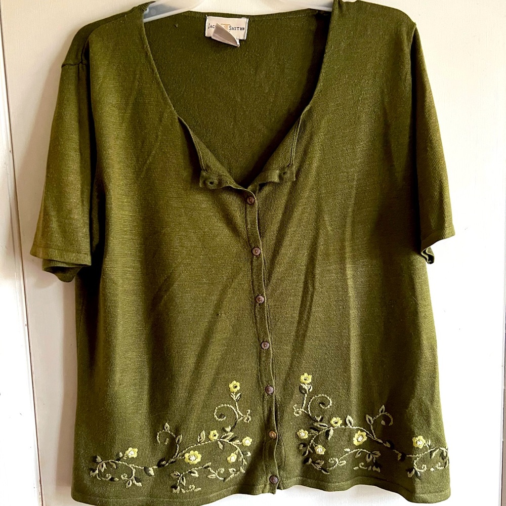 Size L Jaclyn Smith short sleeved light sweater in green
